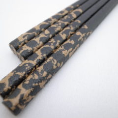 津軽塗の技術を応用した、新しいお箸をご紹介します。