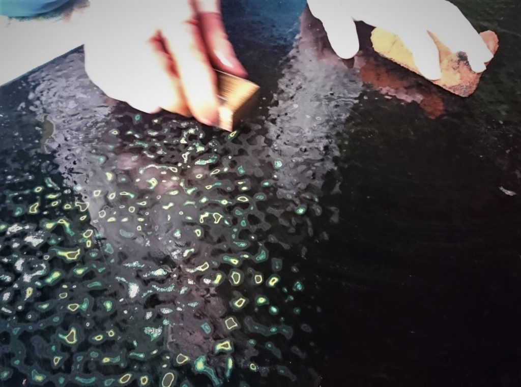 津軽塗研ぎ出し工程