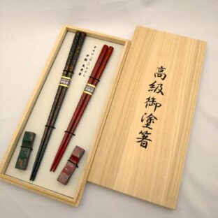 【イシオカ工芸】　夫婦箸・箸置きセット　津軽塗　唐塗青上・赤上（桐箱入）