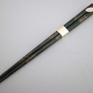 【イシオカ工芸】　すべらない箸　大　津軽塗　唐塗梨子地黒上（青）