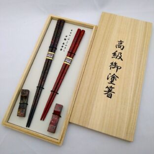 【イシオカ工芸】　夫婦箸・箸置きセット　津軽塗　唐塗呂上・赤上（桐箱入）