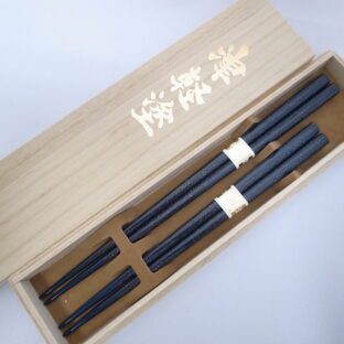 【イシオカ工芸】　夫婦箸　桐箱入　津軽塗　ななこ塗紺上