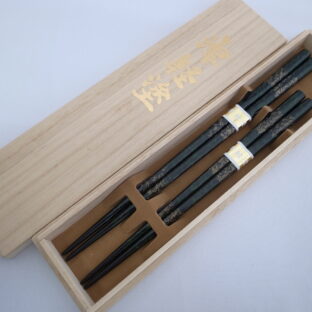 【イシオカ工芸】　夫婦箸　桐箱入　津軽塗　唐塗梨子地黒上（青塗込）