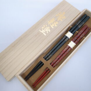【イシオカ工芸】　夫婦箸　桐箱入　津軽塗　唐塗梨子地黒上・赤上