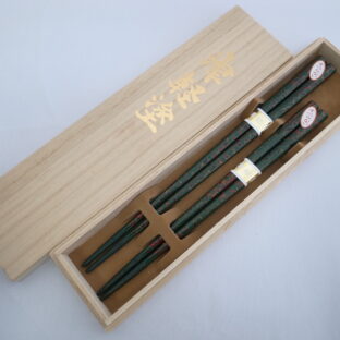 【イシオカ工芸】　夫婦箸すべり止め付　桐箱入　津軽塗　唐塗緑上