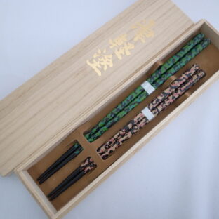 【イシオカ工芸】　夫婦箸　桐箱入　津軽塗　芽吹・夜桜