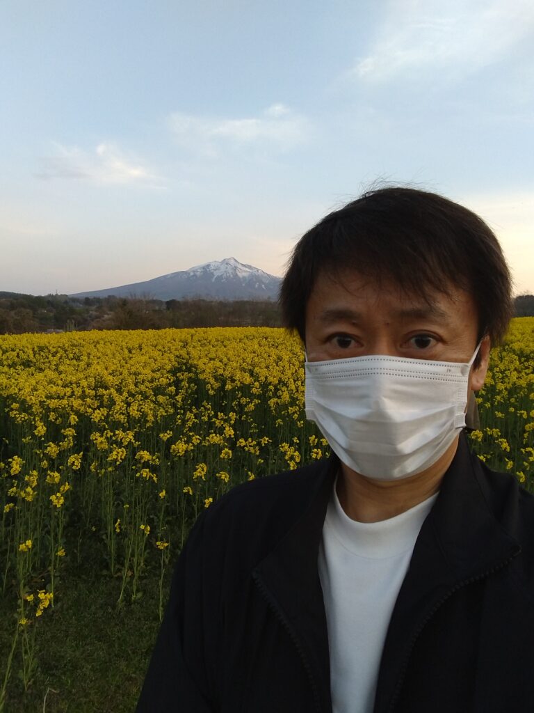 菜の花畑と専務